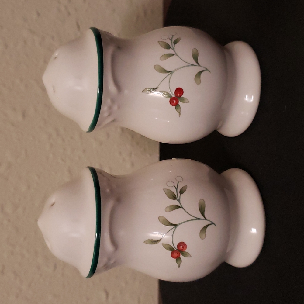 Pfaltzgraff Winterberry Salt and Pepper Shakers